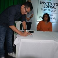 Julio assina ordem de serviço  